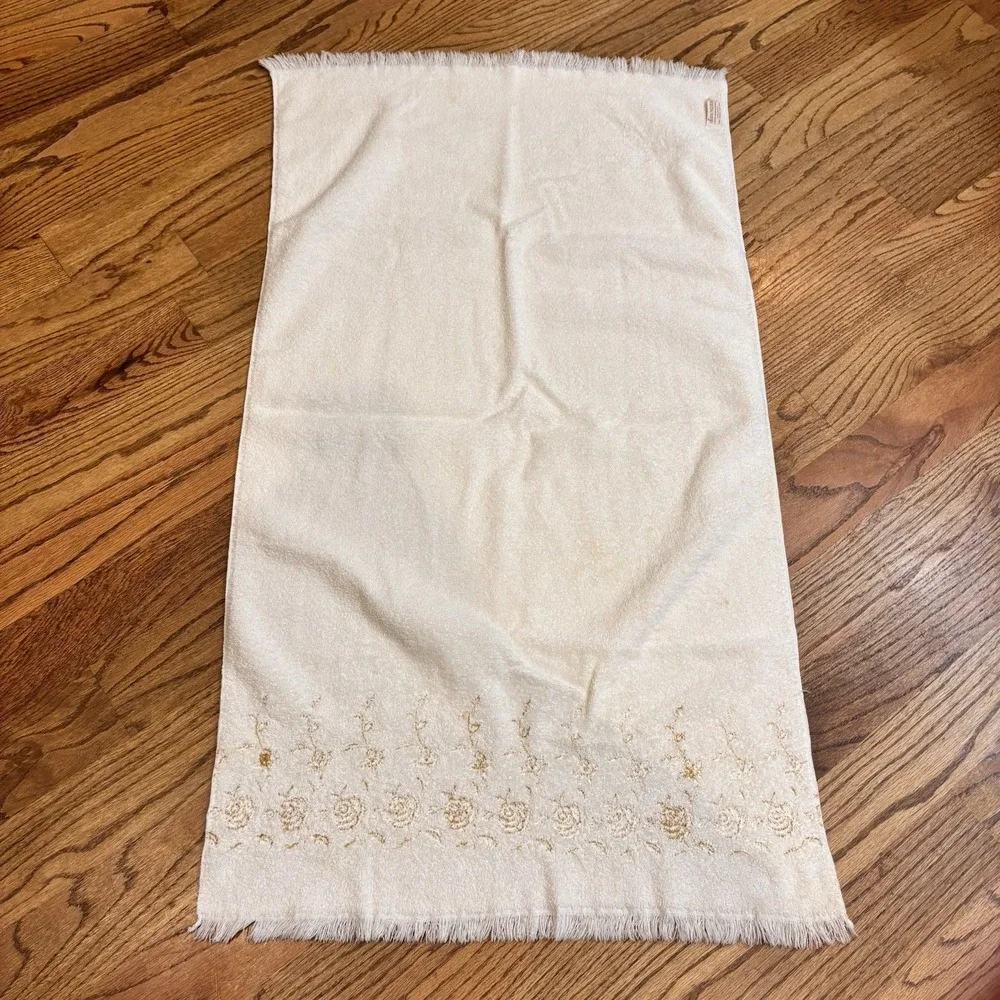 Vintage Dundee White Bath Towel Gold Rose Embroidery Fringe Hollywood Regency